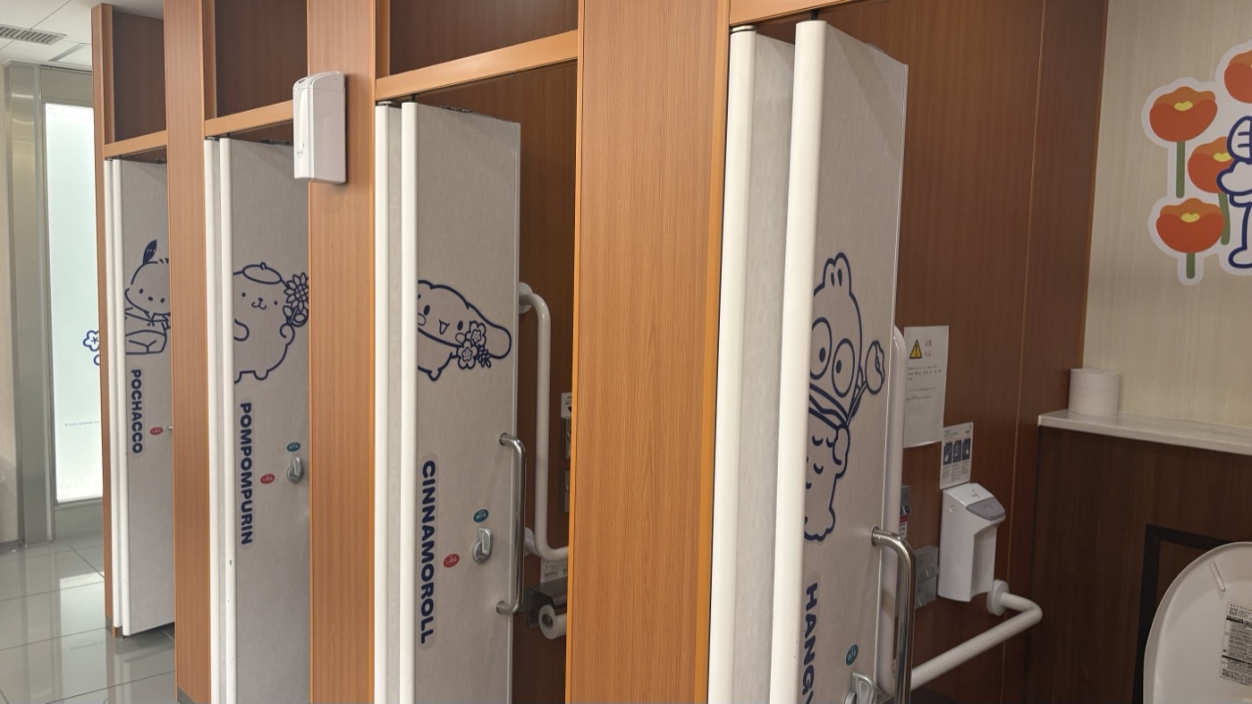大分空港 トイレ個室のサンリオキャラクター扉