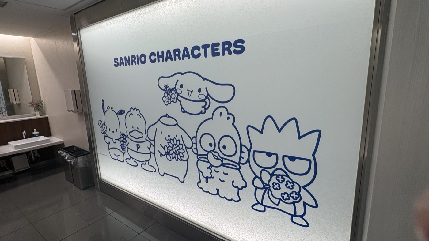 大分空港 トイレのサンリオキャラクター壁画