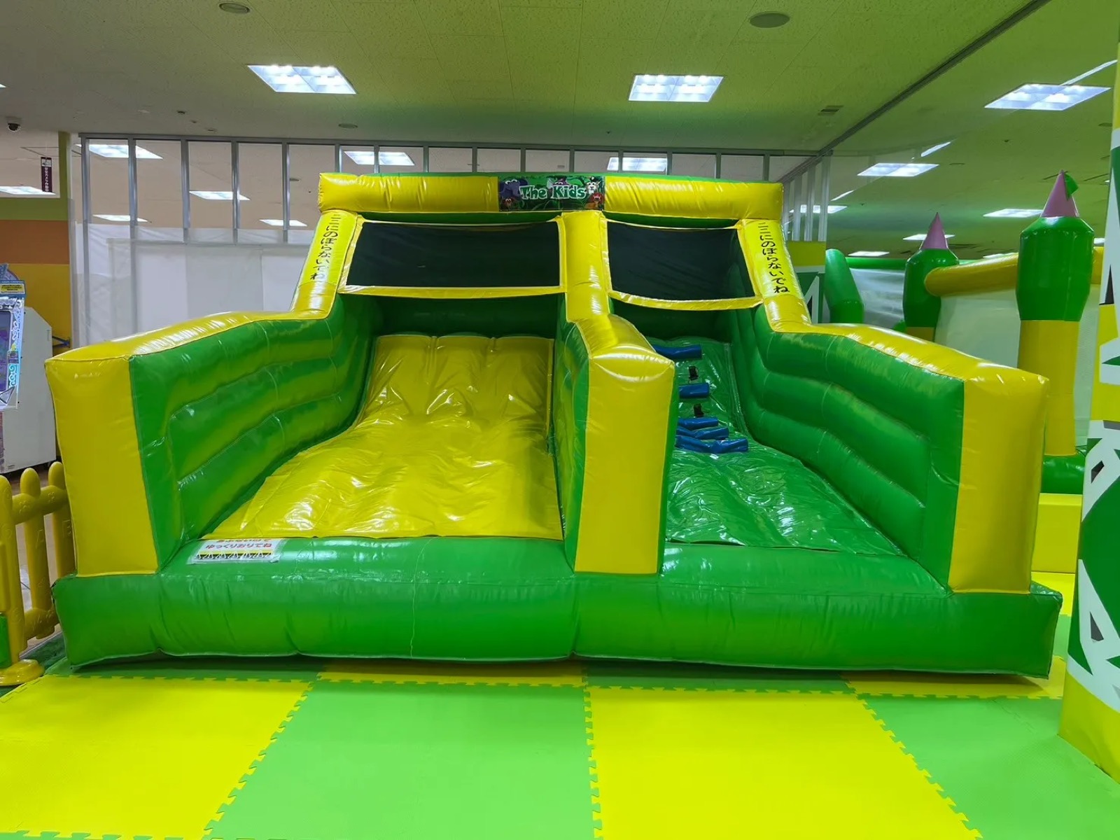 The Kids 京都ダイエー桂南店の大型エア遊具